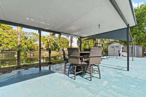Casa en venta en Miami, Florida, 4 dormitorios, 210.8 m2 № 1999835 - foto 27