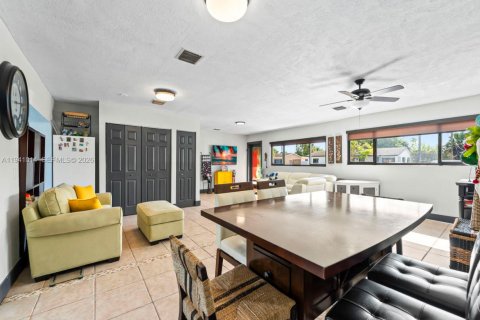 Casa en venta en Miami, Florida, 4 dormitorios, 210.8 m2 № 1999835 - foto 11