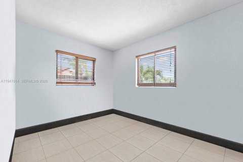 Casa en venta en Miami, Florida, 4 dormitorios, 210.8 m2 № 1999835 - foto 21