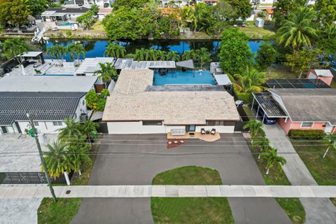 Casa en venta en Miami, Florida, 4 dormitorios, 210.8 m2 № 1999835 - foto 5
