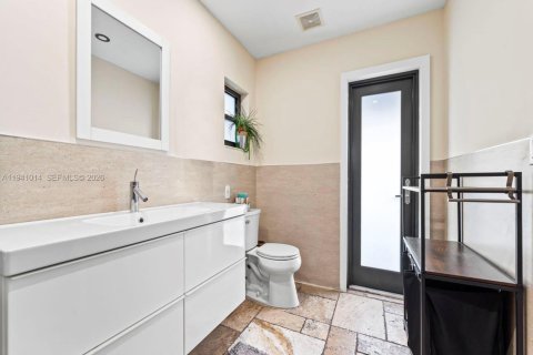 Casa en venta en Miami, Florida, 4 dormitorios, 210.8 m2 № 1999835 - foto 19