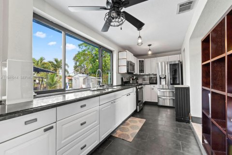 Casa en venta en Miami, Florida, 4 dormitorios, 210.8 m2 № 1999835 - foto 3