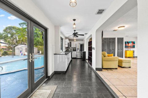 Casa en venta en Miami, Florida, 4 dormitorios, 210.8 m2 № 1999835 - foto 12