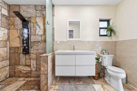 Casa en venta en Miami, Florida, 4 dormitorios, 210.8 m2 № 1999835 - foto 18
