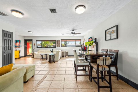 Casa en venta en Miami, Florida, 4 dormitorios, 210.8 m2 № 1999835 - foto 2