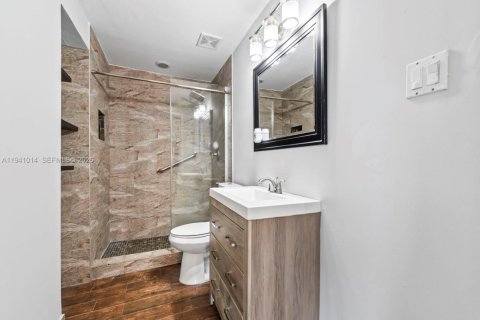 Casa en venta en Miami, Florida, 4 dormitorios, 210.8 m2 № 1999835 - foto 22