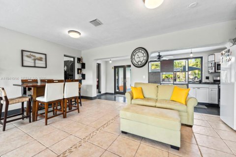 Casa en venta en Miami, Florida, 4 dormitorios, 210.8 m2 № 1999835 - foto 10