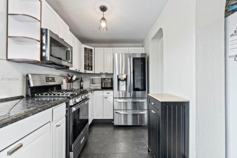 Casa en venta en Miami, Florida, 4 dormitorios, 210.8 m2 № 1999835 - foto 13