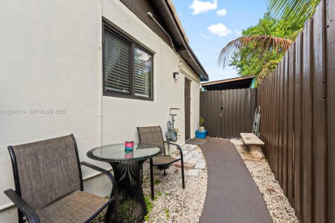 Casa en venta en Miami, Florida, 4 dormitorios, 210.8 m2 № 1999835 - foto 30