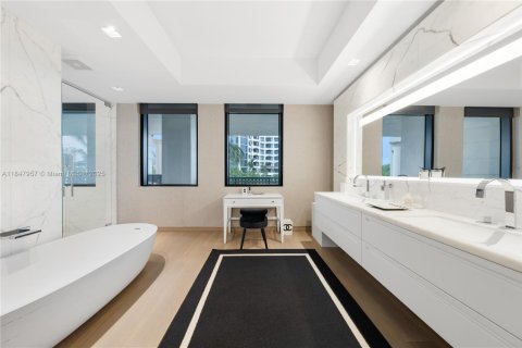 Condo in Miami Beach, Florida, 4 bedrooms  № 1855072 - photo 24