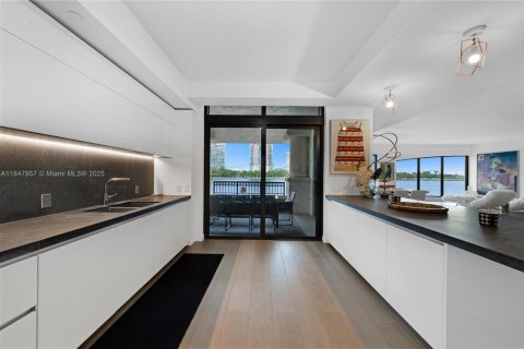 Condo in Miami Beach, Florida, 4 bedrooms  № 1855072 - photo 15