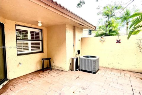 Townhouse in Pembroke Pines, Florida 2 bedrooms, 90.67 sq.m. № 2066838 - photo 5