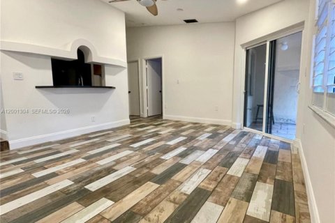 Townhouse in Pembroke Pines, Florida 2 bedrooms, 90.67 sq.m. № 2066838 - photo 2