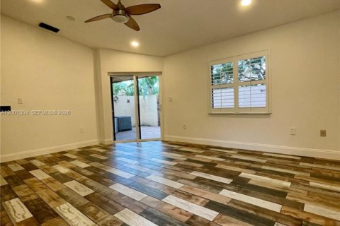 Townhouse in Pembroke Pines, Florida 2 bedrooms, 90.67 sq.m. № 2066838