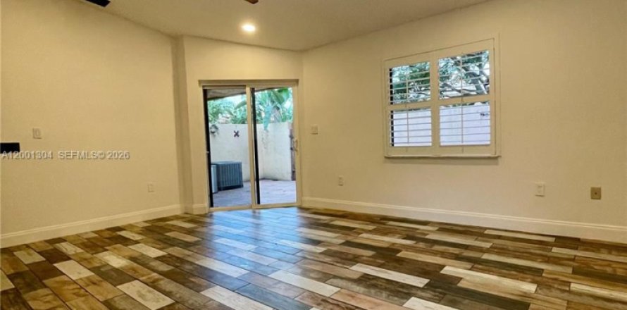 Townhouse in Pembroke Pines, Florida 2 bedrooms, 90.67 sq.m. № 2066838