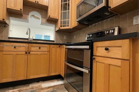 Townhouse in Pembroke Pines, Florida 2 bedrooms, 90.67 sq.m. № 2066838 - photo 7