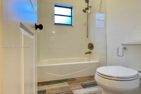 Townhouse in Pembroke Pines, Florida 2 bedrooms, 90.67 sq.m. № 2066838 - photo 10