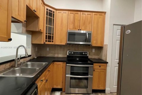 Townhouse in Pembroke Pines, Florida 2 bedrooms, 90.67 sq.m. № 2066838 - photo 6