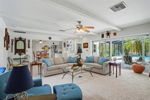 House in Tampa, Florida 3 bedrooms, 265.33 sq.m. № 2116115 - photo 9