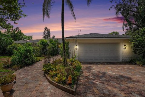 House in Tampa, Florida 3 bedrooms, 265.33 sq.m. № 2116115 - photo 2