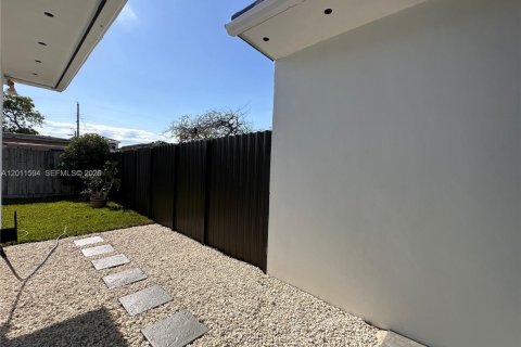 Adosado en alquiler en Miami, Florida, 2 dormitorios, 159.7 m2 № 2076122 - foto 7