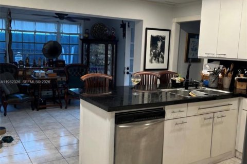 Casa en venta en Miami, Florida, 4 dormitorios № 2057871 - foto 23