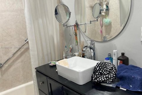 Casa en venta en Miami, Florida, 4 dormitorios № 2057871 - foto 16