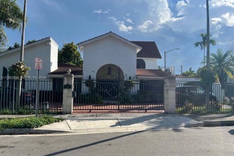 Casa en venta en Miami, Florida, 4 dormitorios № 2057871 - foto 2