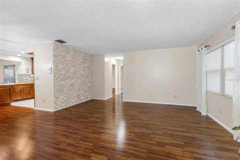 Condo in Seminole, Florida, 2 bedrooms  № 1899506 - photo 5