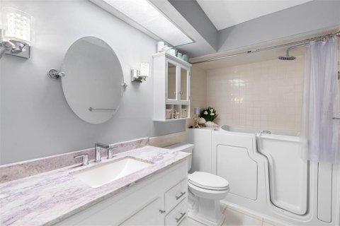 Condo in Seminole, Florida, 2 bedrooms  № 1899506 - photo 10