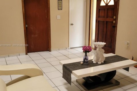 Villa ou maison à louer à Miami, Floride: 4 chambres, 187.29 m2 № 2040535 - photo 5