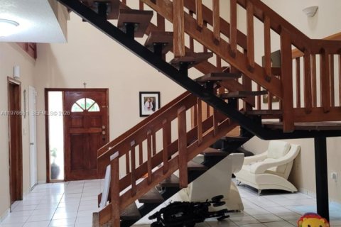 Villa ou maison à louer à Miami, Floride: 4 chambres, 187.29 m2 № 2040535 - photo 8