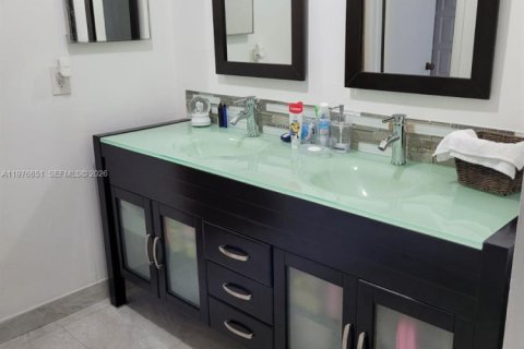 Villa ou maison à louer à Miami, Floride: 4 chambres, 187.29 m2 № 2040535 - photo 13