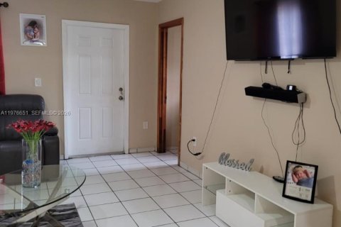 Villa ou maison à louer à Miami, Floride: 4 chambres, 187.29 m2 № 2040535 - photo 10