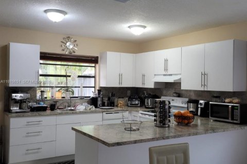 Villa ou maison à louer à Miami, Floride: 4 chambres, 187.29 m2 № 2040535 - photo 6