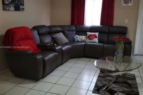 Villa ou maison à louer à Miami, Floride: 4 chambres, 187.29 m2 № 2040535 - photo 9