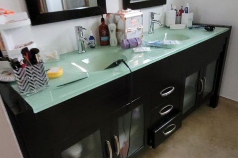 Villa ou maison à louer à Miami, Floride: 4 chambres, 187.29 m2 № 2040535 - photo 17