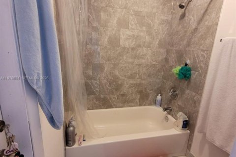 Villa ou maison à louer à Miami, Floride: 4 chambres, 187.29 m2 № 2040535 - photo 14