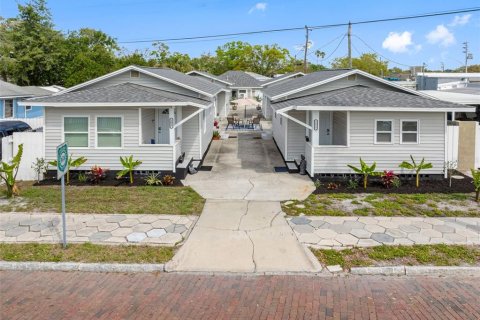 Propiedad comercial en venta en Saint Petersburg, Florida, 4 dormitorios, 183.2 m2 № 1746863 - foto 1