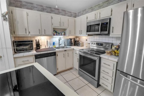 Condo in Lauderhill, Florida, 2 bedrooms  № 2077562 - photo 13