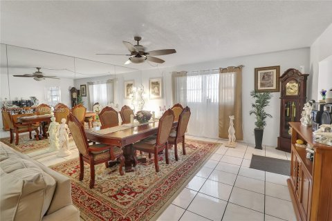 Condo in Lauderhill, Florida, 2 bedrooms  № 2077562 - photo 18