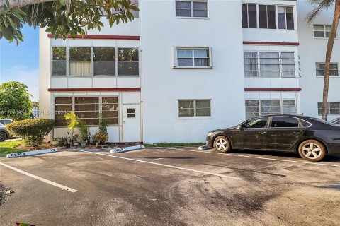 Condo in Lauderhill, Florida, 2 bedrooms  № 2077562 - photo 22