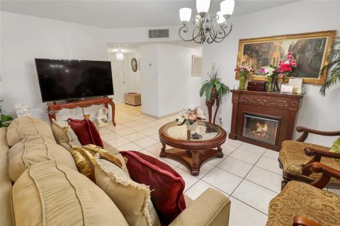 Condo in Lauderhill, Florida, 2 bedrooms  № 2077562 - photo 8