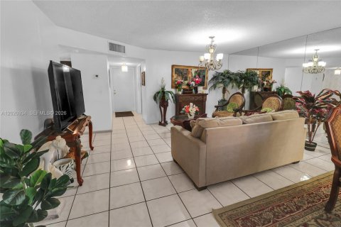 Condo in Lauderhill, Florida, 2 bedrooms  № 2077562 - photo 15