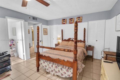 Condo in Lauderhill, Florida, 2 bedrooms  № 2077562 - photo 11