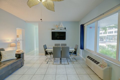 Condo in Hollywood, Florida, 1 bedroom  № 2001551 - photo 16
