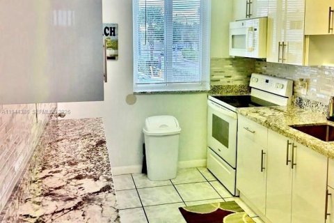 Condo in Hollywood, Florida, 1 bedroom  № 2001551 - photo 14