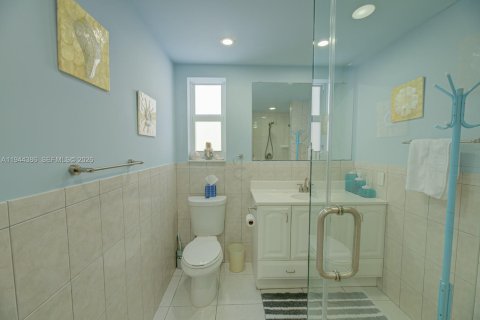 Condo in Hollywood, Florida, 1 bedroom  № 2001551 - photo 4