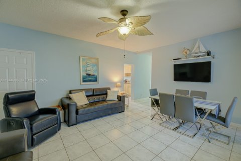 Condo in Hollywood, Florida, 1 bedroom  № 2001551 - photo 17