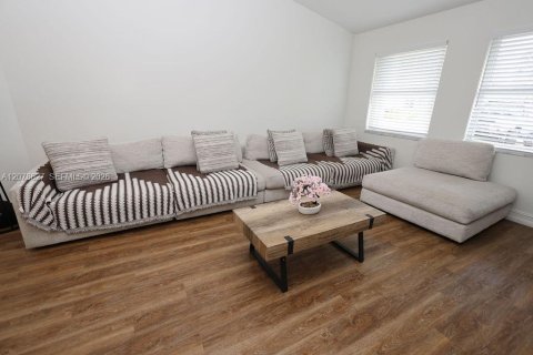 Casa en venta en Miami, Florida, 4 dormitorios, 161.09 m2 № 2382719 - foto 16